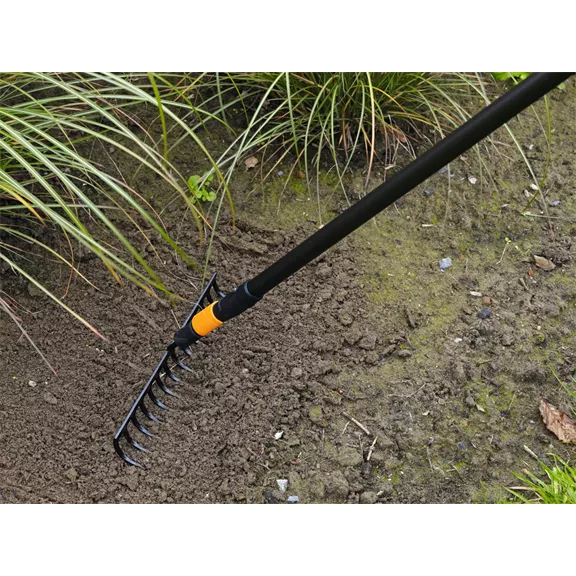 FISKARS QuikFit gereblye 14 fog, szélesség 36 cm, Súly 428 g FISKARS QuikFit gereblye 14 fog, szélesség 36 cm, Súly 428 g
