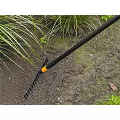 FISKARS QuikFit gereblye 16 fog, szélesség 40 cm, Súly 493 g FISKARS QuikFit gereblye 16 fog, szélesség 40 cm, Súly 493 g