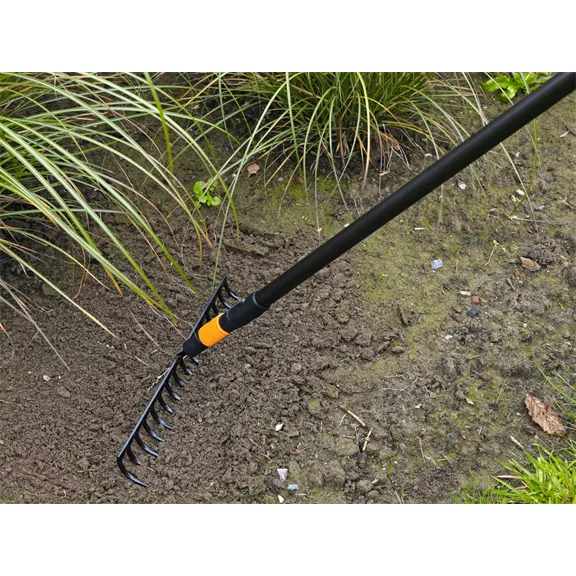 FISKARS QuikFit gereblye 16 fog, szélesség 40 cm, Súly 493 g FISKARS QuikFit gereblye 16 fog, szélesség 40 cm, Súly 493 g