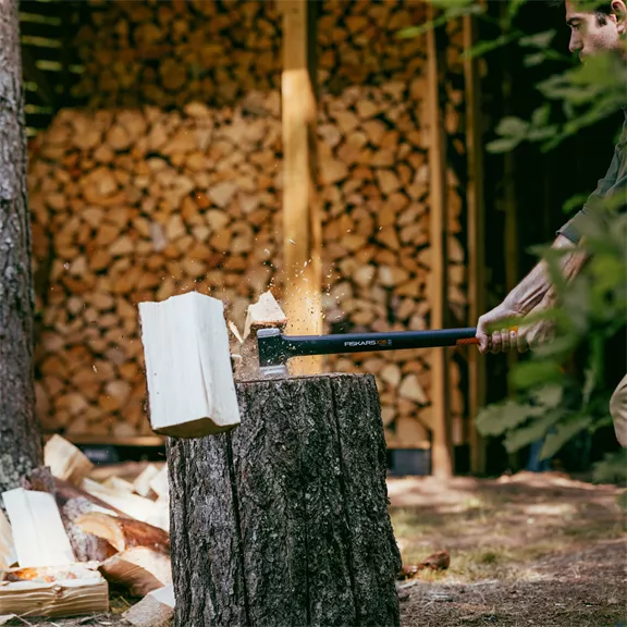 Fiskars  X28 hasító fejsze