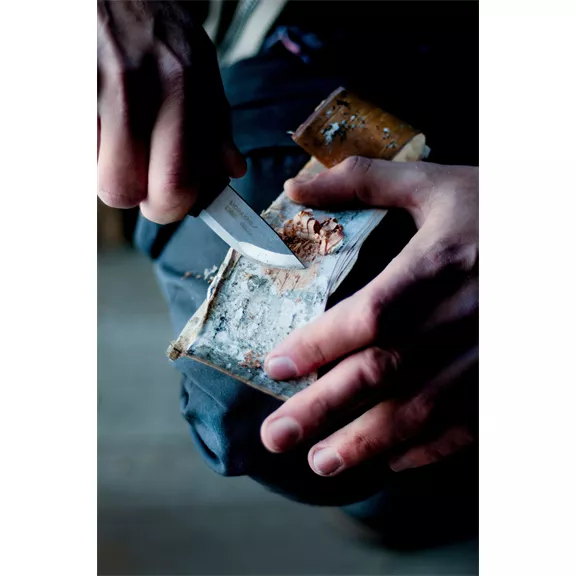 Morakniv Eldris kés tűzgyújtóval, piros