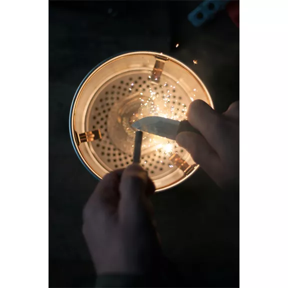 Morakniv Eldris kés tűzgyújtóval, piros