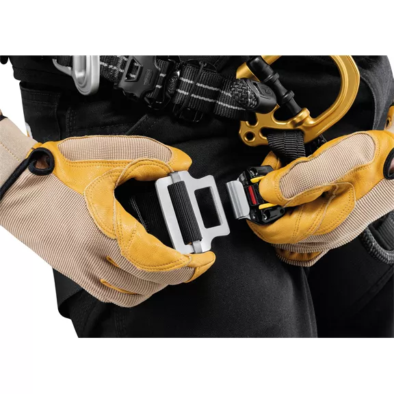 Petzl Sequoia famászó beülő, méret 0, derék 65 - 80 cm, comb  44 - 59 cm, tömeg 1480 g.