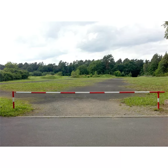 Útlezáró sorompó WSP IV háromszög záras, 3,5 m hosszú, piros-fehér színűre festve