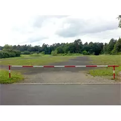 Útlezáró sorompó WSP IV háromszög záras, 3,5 m hosszú, piros-fehér színűre festve