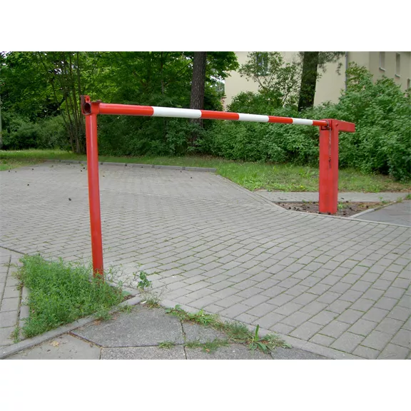 Útlezáró sorompó WSP I háromszög záras, 3,5 m hosszú, piros-fehér színűre festve